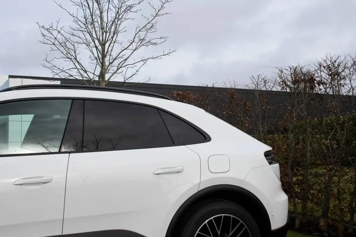2025-porsche-macan-e-electric-big-19
