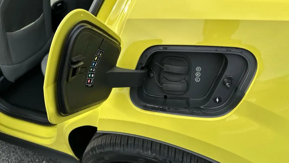 2025-volvo-ex30-e-twin-plus-big-27