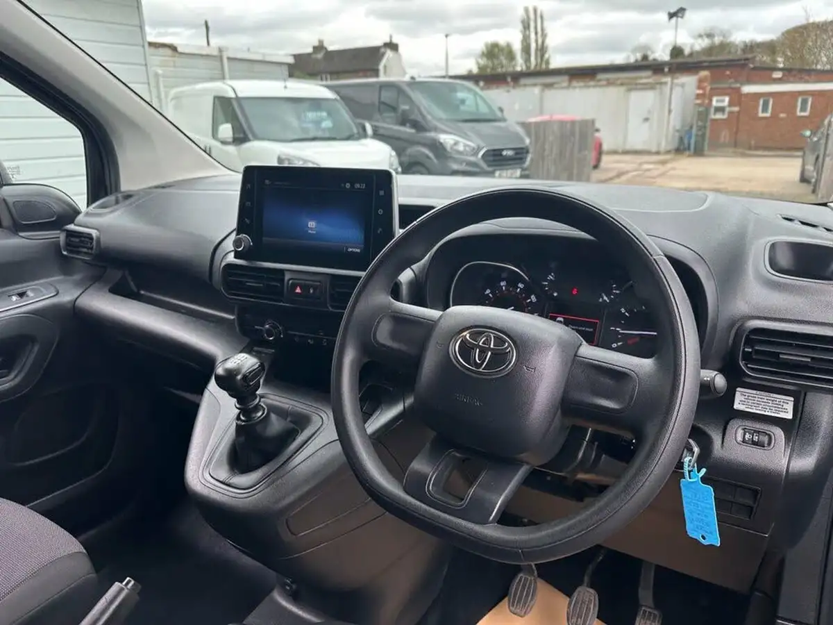 2022-toyota-proace-city-15d-active-big-10