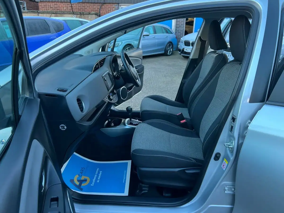 2015-toyota-yaris-15-vvt-i-icon-hybrid-big-3