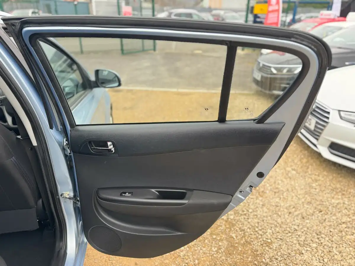 2012-hyundai-i20-12-active-5d-big-30