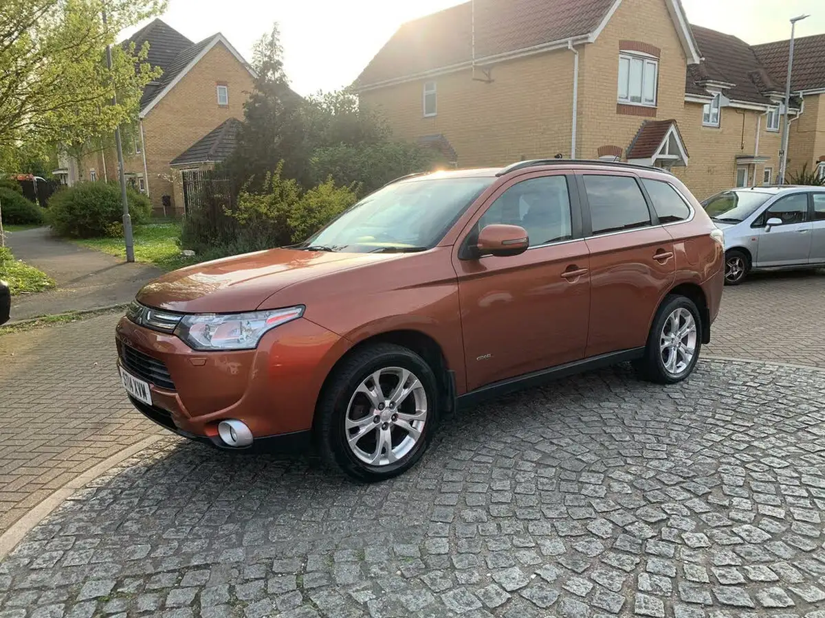 2014-mitsubishi-outlander-22di-d-gx4-big-2