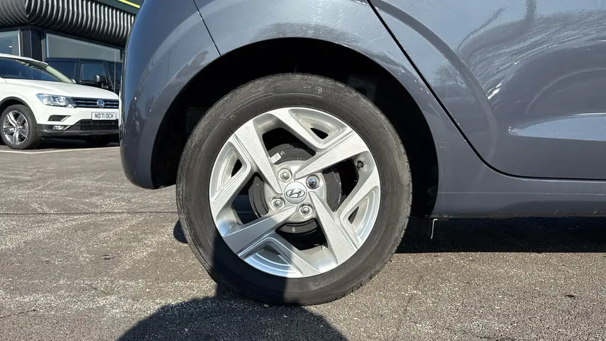 2023-hyundai-i10-10-se-connect-big-18