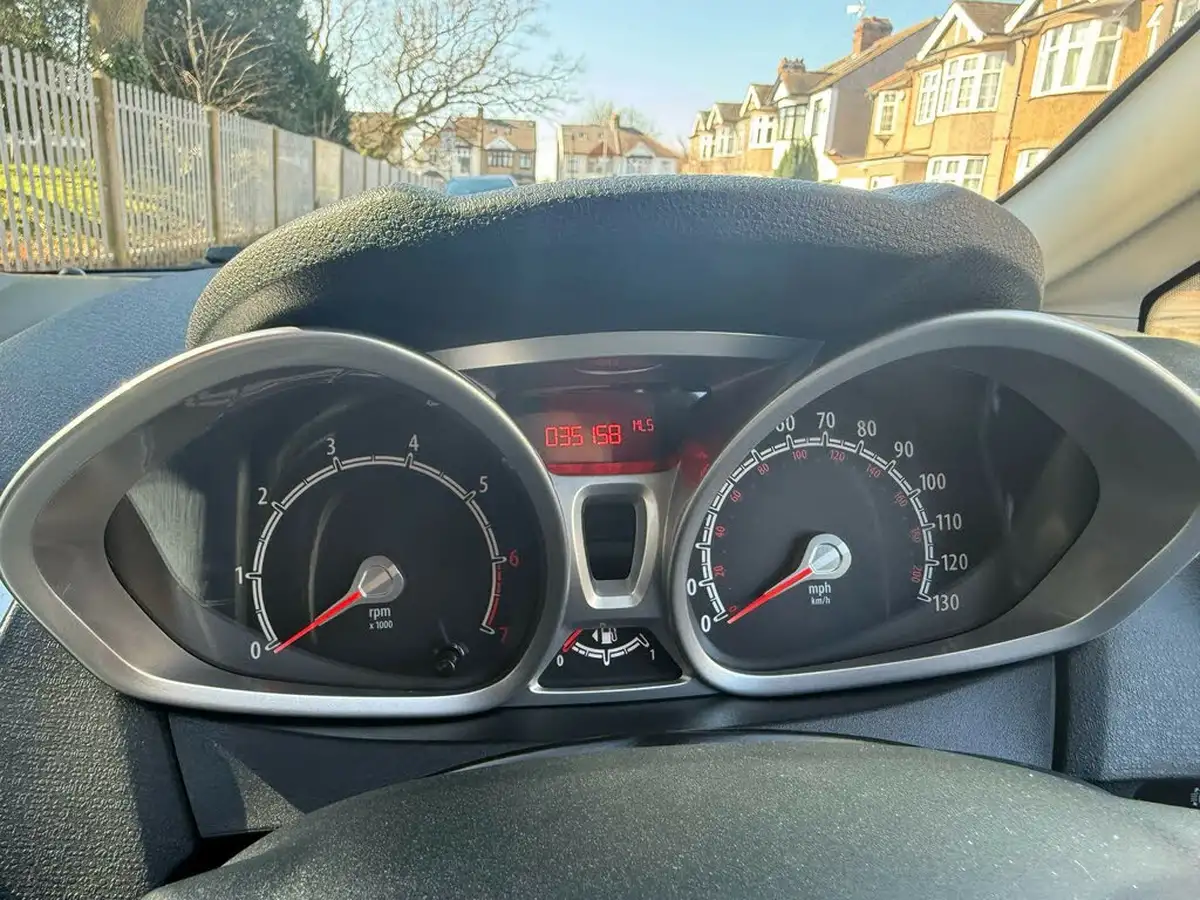 2012-ford-fiesta-14-titanium-5d-big-45