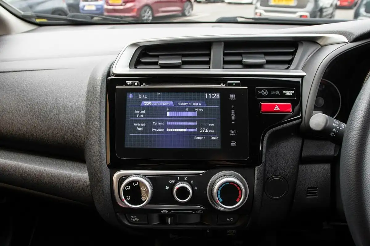 2015-honda-jazz-13-i-vtec-se-cvt-big-25