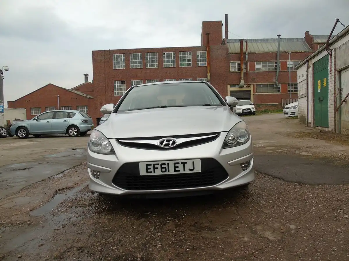2011-hyundai-i30-16td-comfort-115ps-hatchback-big-2