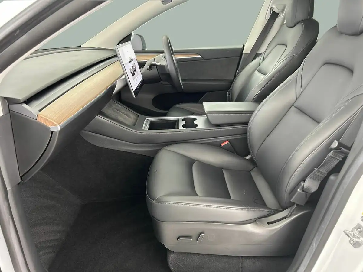 2022-tesla-model-y-e-long-range-big-14