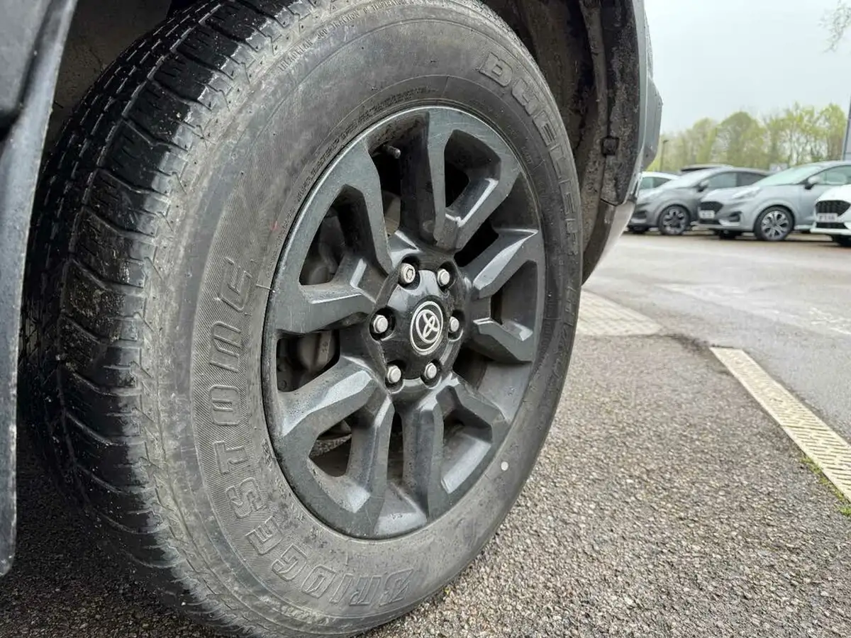 2021-toyota-hi-lux-28d-4d-invincible-x-at35-204hpeu6dt-e-big-10