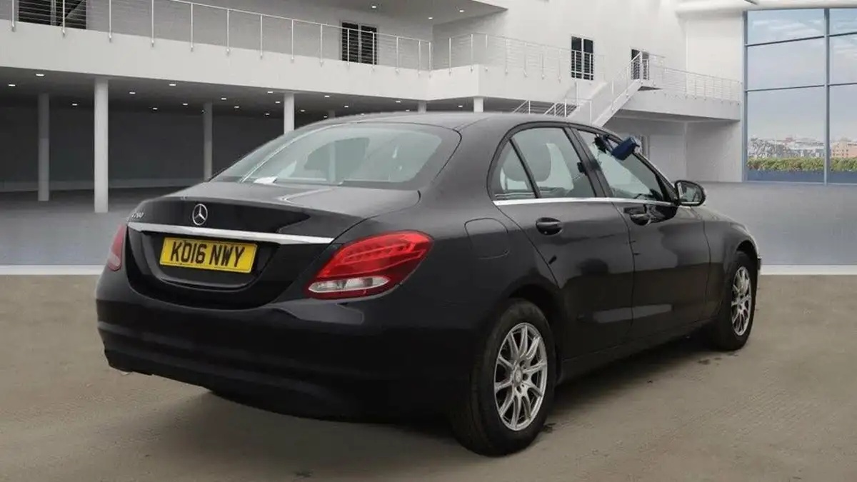 2016-mercedes-benz-c-class-20-c200-se-ss-saloon-4d-big-7