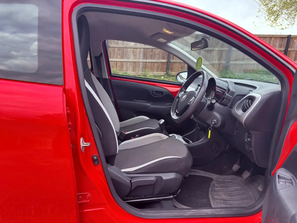 2015-toyota-aygo-10-vvt-i-x-play-5d-big-10