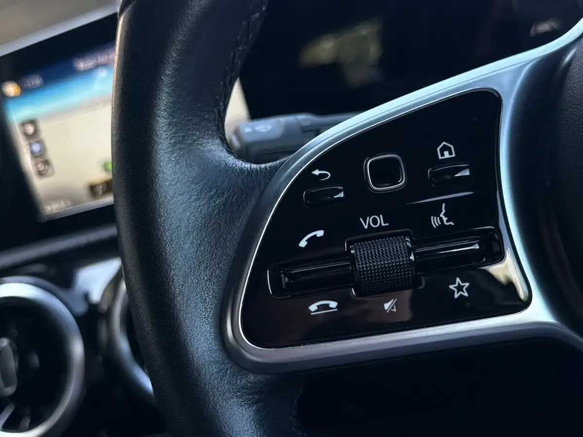 2021-mercedes-benz-a-class-13-a180-se-7g-dct-big-15