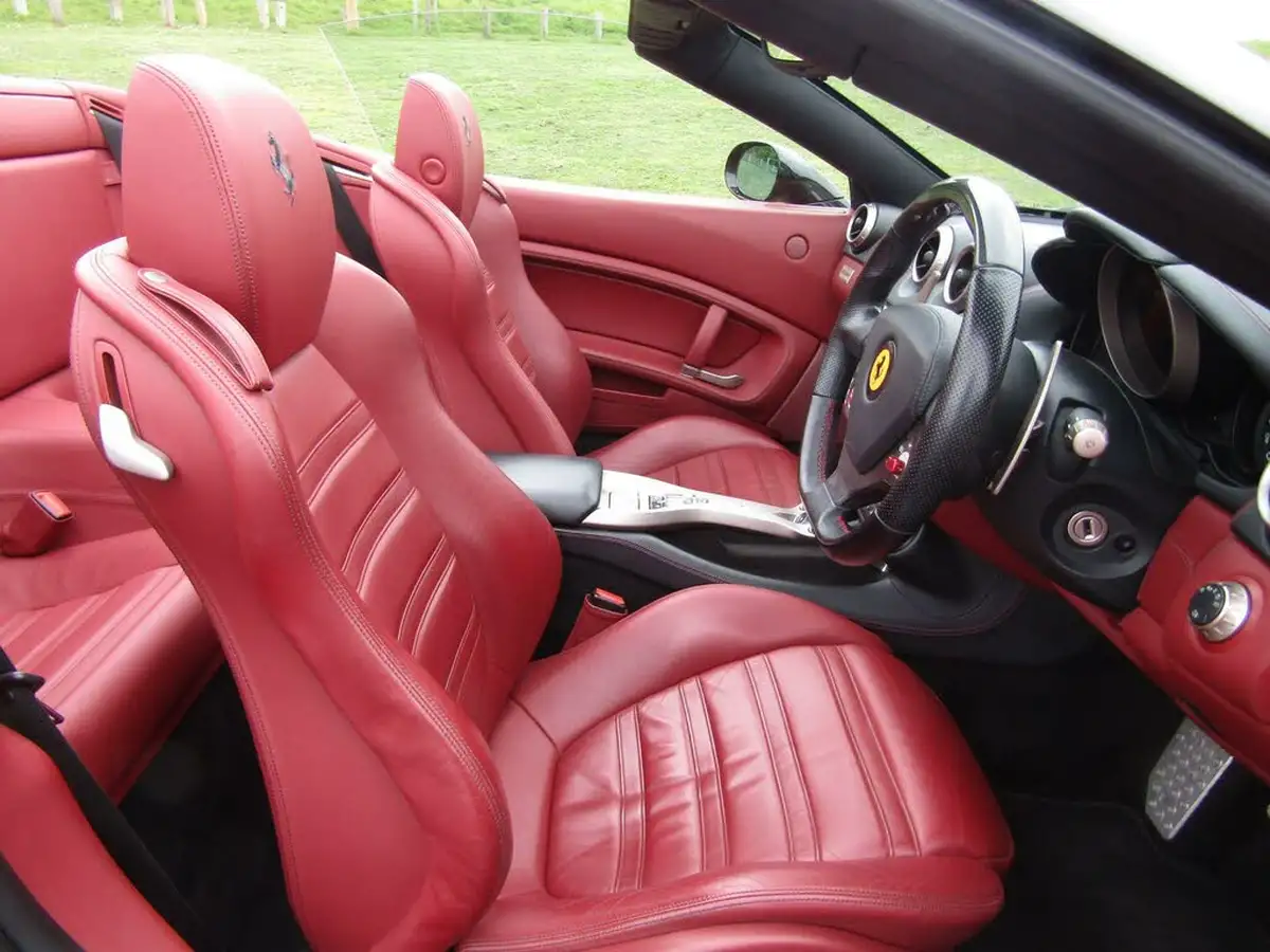 2010-ferrari-california-43-big-29
