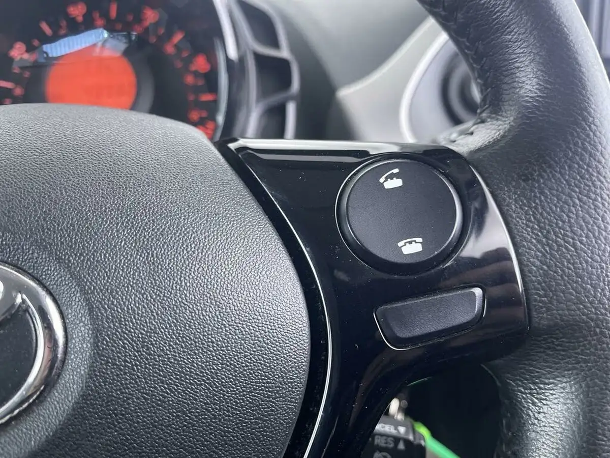 2017-toyota-aygo-10-vvt-i-x-play-71bhp-5d-big-38