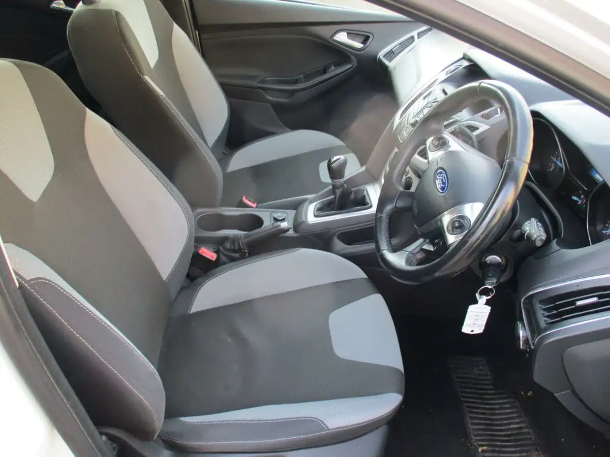 2012-ford-focus-16-zetec-ti-vct-105ps-hatchback-big-6