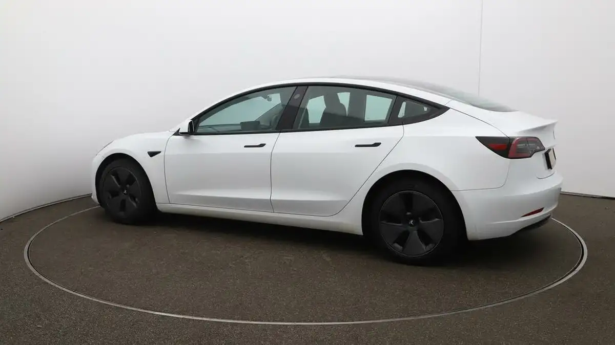 2022-tesla-model-3-e-long-range-big-39