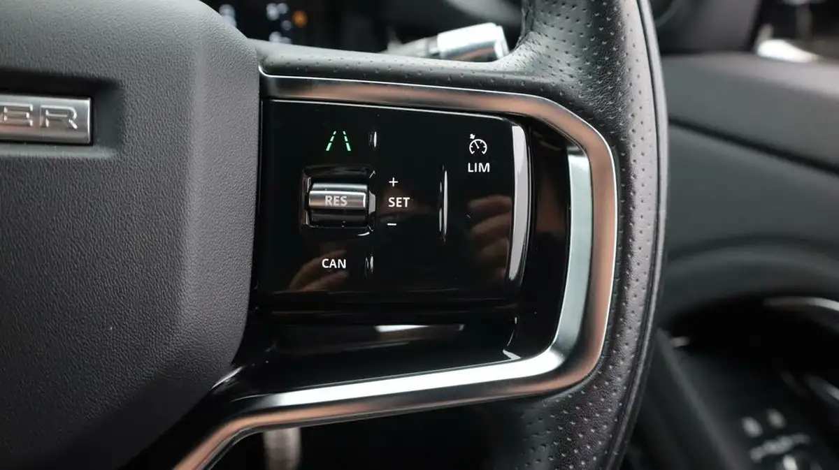 2021-land-rover-range-rover-evoque-15-p300e-r-dynamic-se-big-25