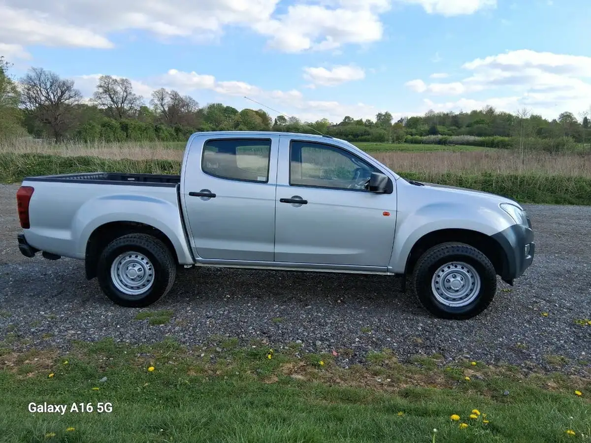 2017-isuzu-d-max-25td-4x4-double-pickup-big-4