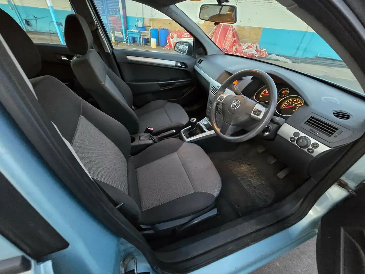 2009-vauxhall-astra-16-club-hatchback-big-6