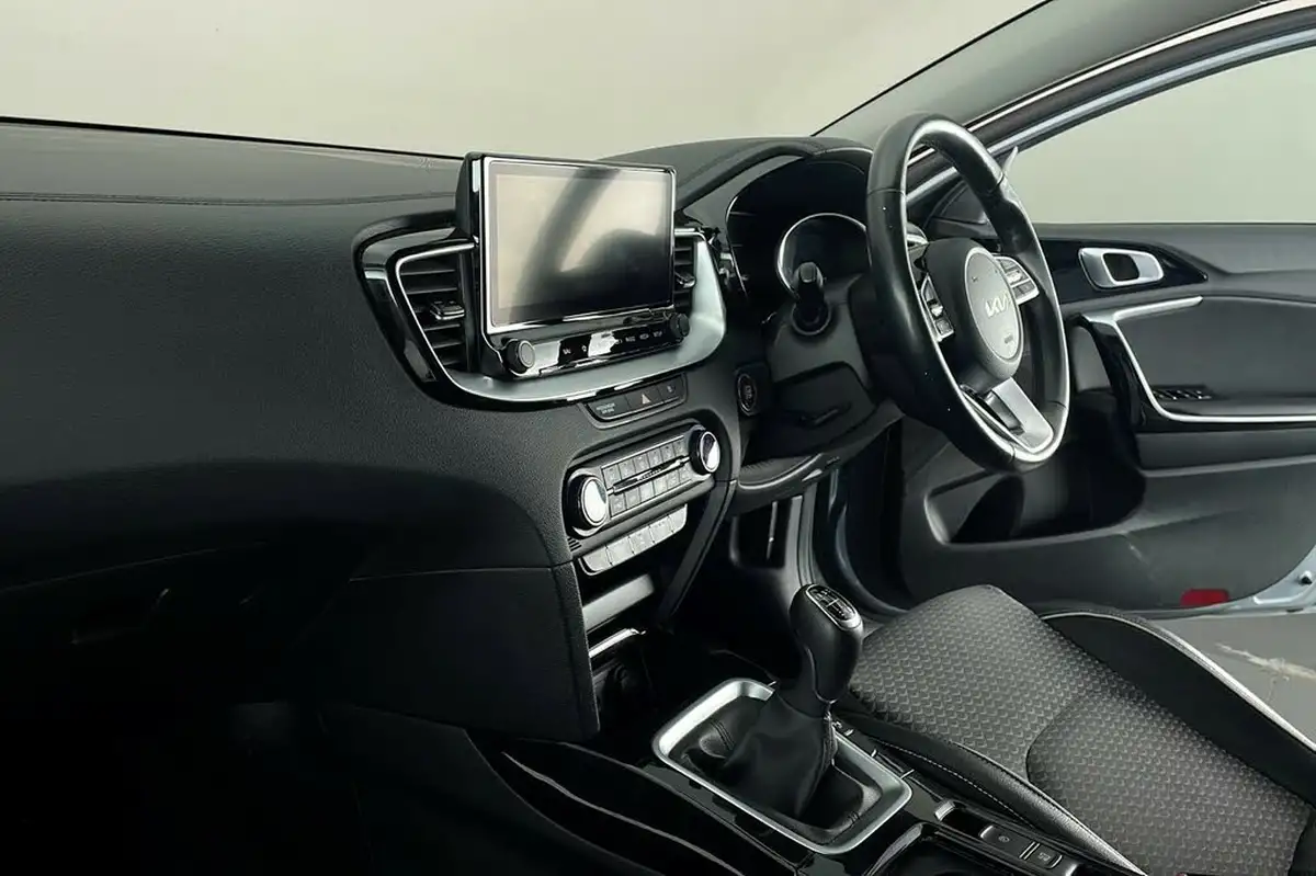 2022-kia-xceed-15-t-gdi-3-big-9