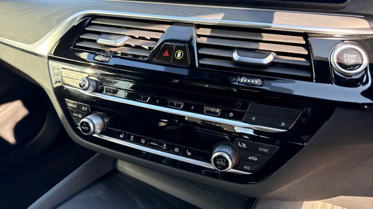 2022-bmw-5-series-20-530e-m-sport-saloon-4d-big-24