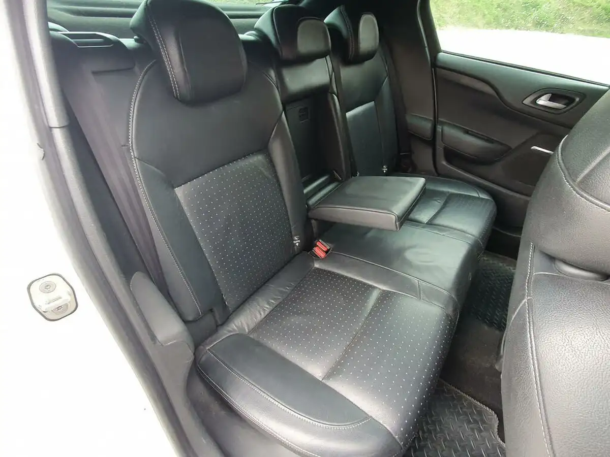 2013-citroen-ds4-20hdi-dsport-big-23