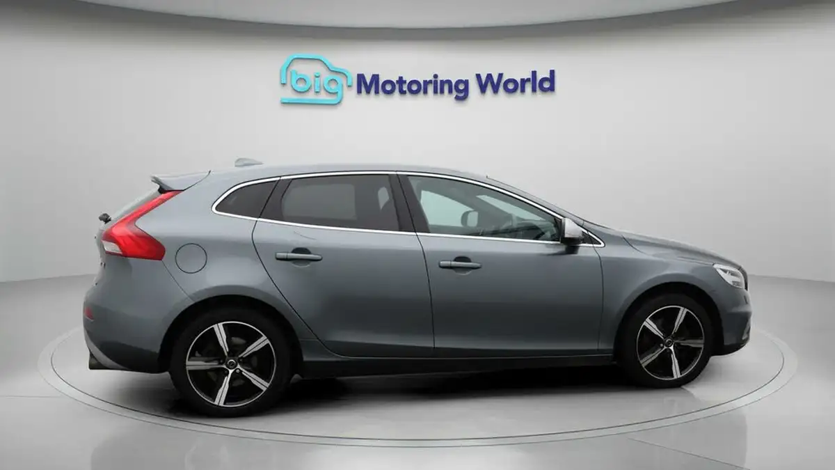 2019-volvo-v40-20-t3-r-design-edition-big-8