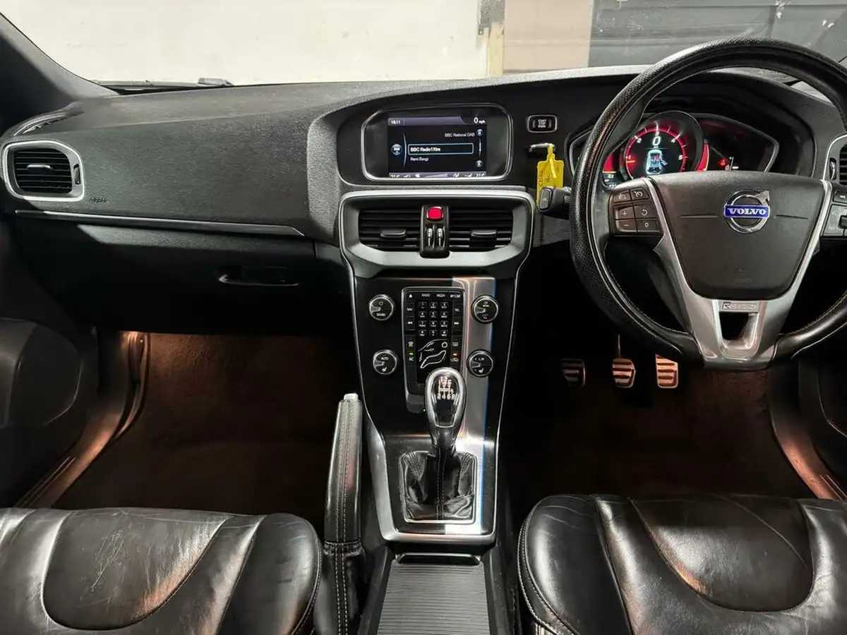 2014-volvo-v40-20td-d3-r-design-lux-nav-big-2