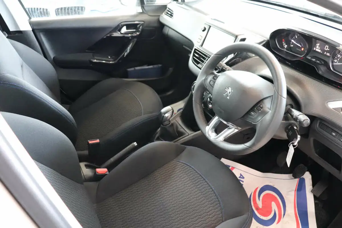 2019-peugeot-208-12-puretech-signature-big-15