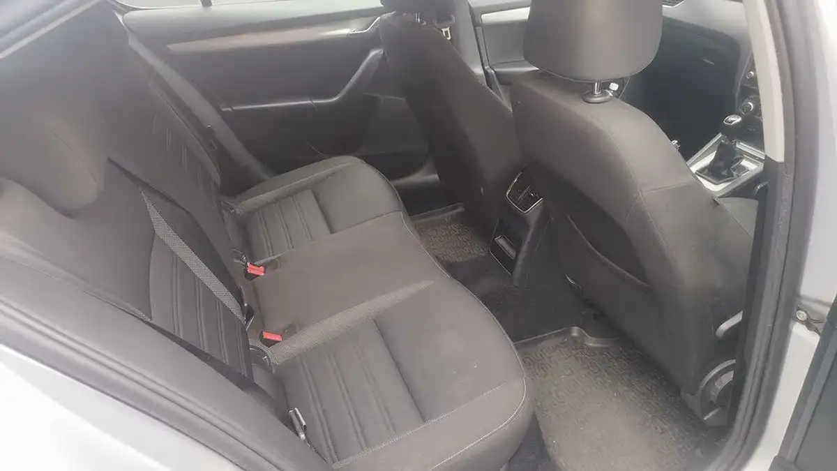 2019-skoda-octavia-16tdi-se-technology-hatchback-big-11
