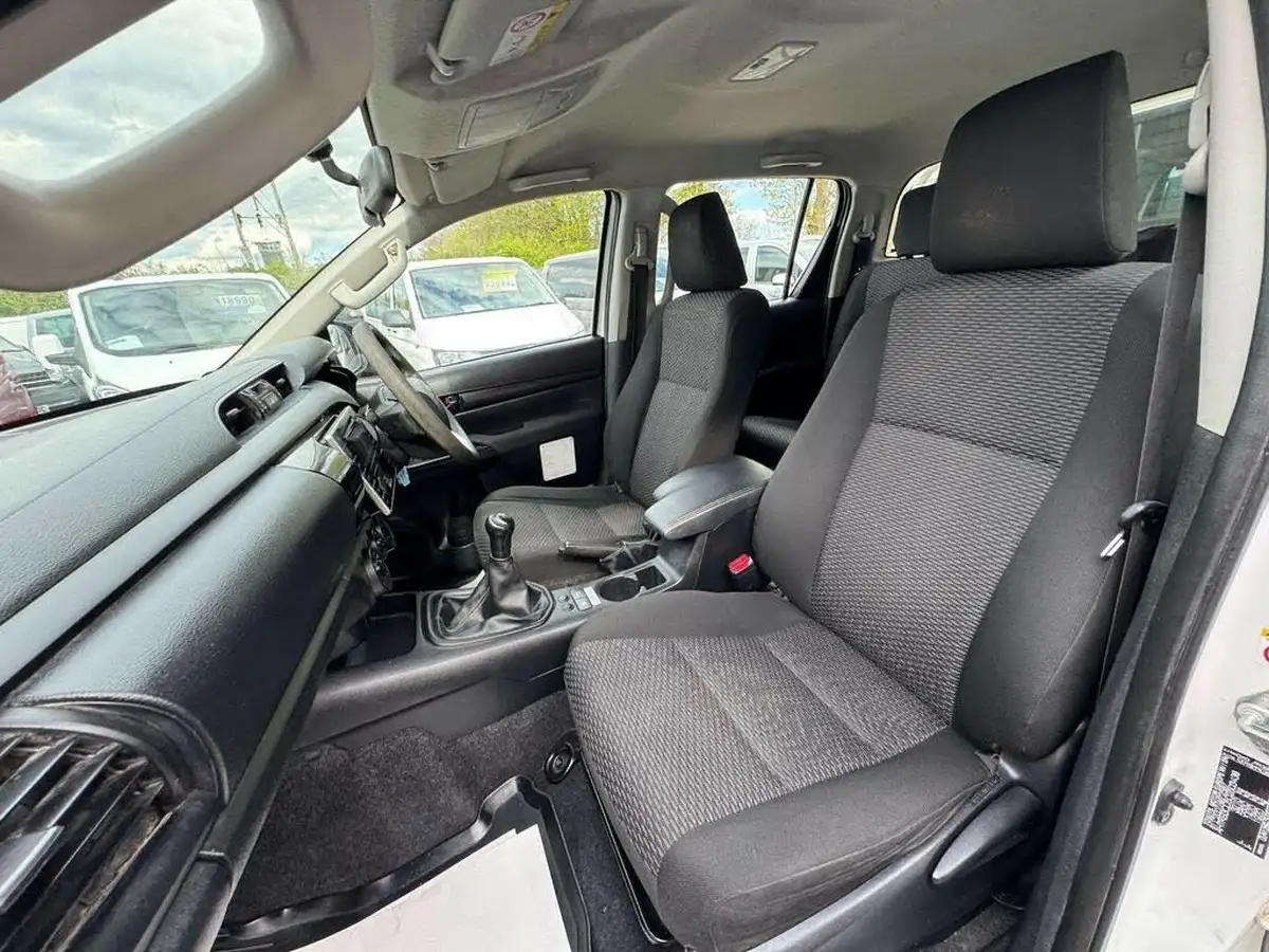 2017-toyota-hi-lux-24d-active-double-cab-pickup-big-7