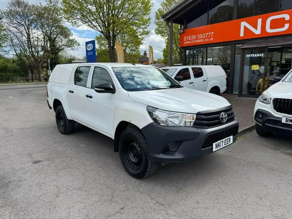 2017-toyota-hi-lux-24d-active-double-cab-pickup-big-3