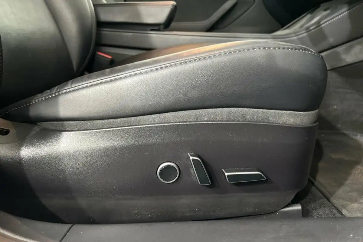 2020-tesla-model-3-e-long-range-big-15
