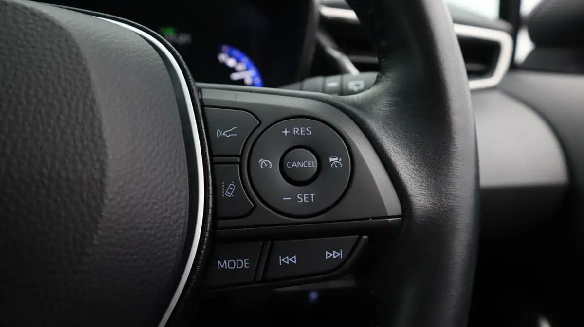 2022-toyota-corolla-18-vvt-i-icon-tech-trk-hatchback-5d-big-24
