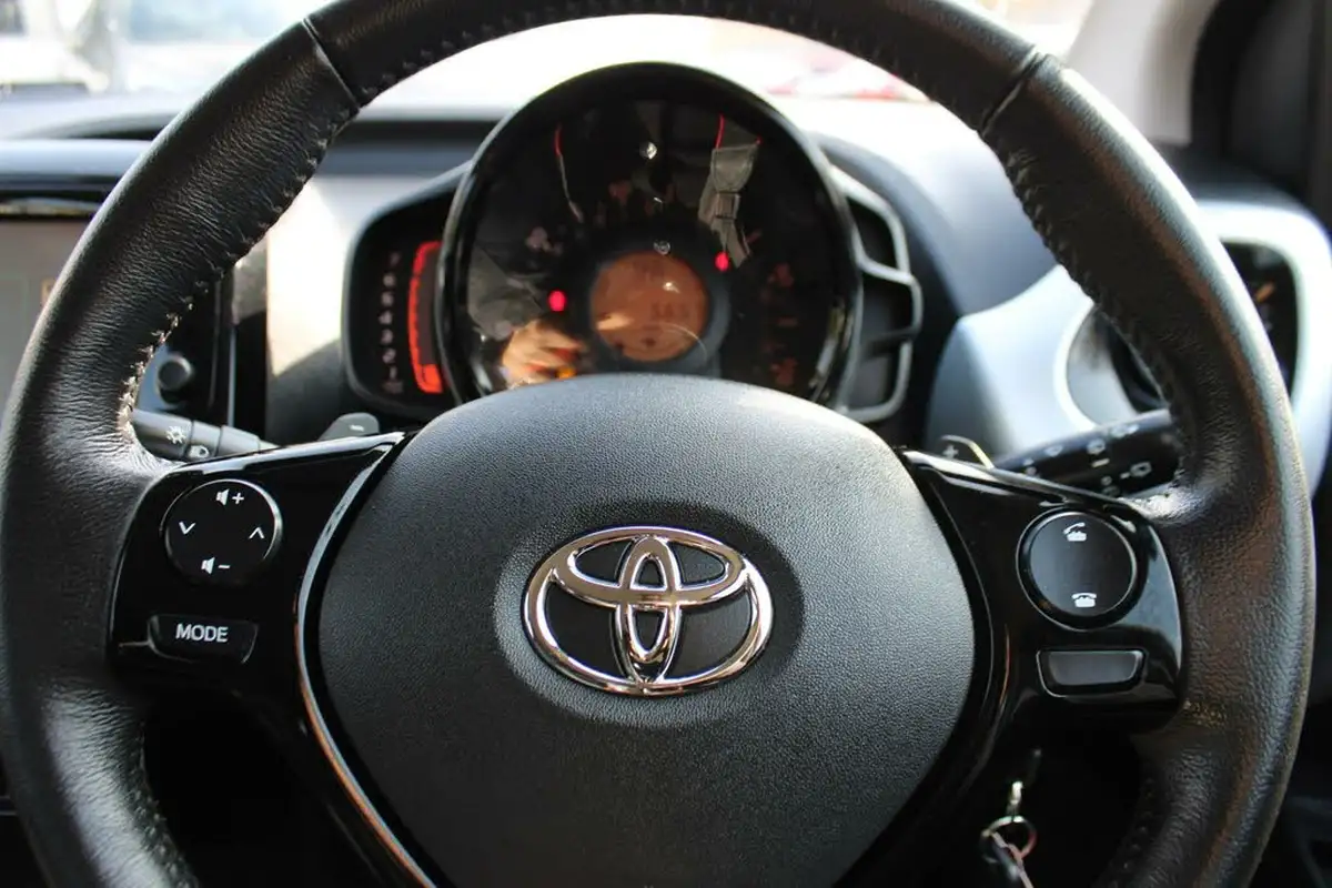 2016-toyota-aygo-10-vvt-i-x-pression-5d-x-shift-big-21