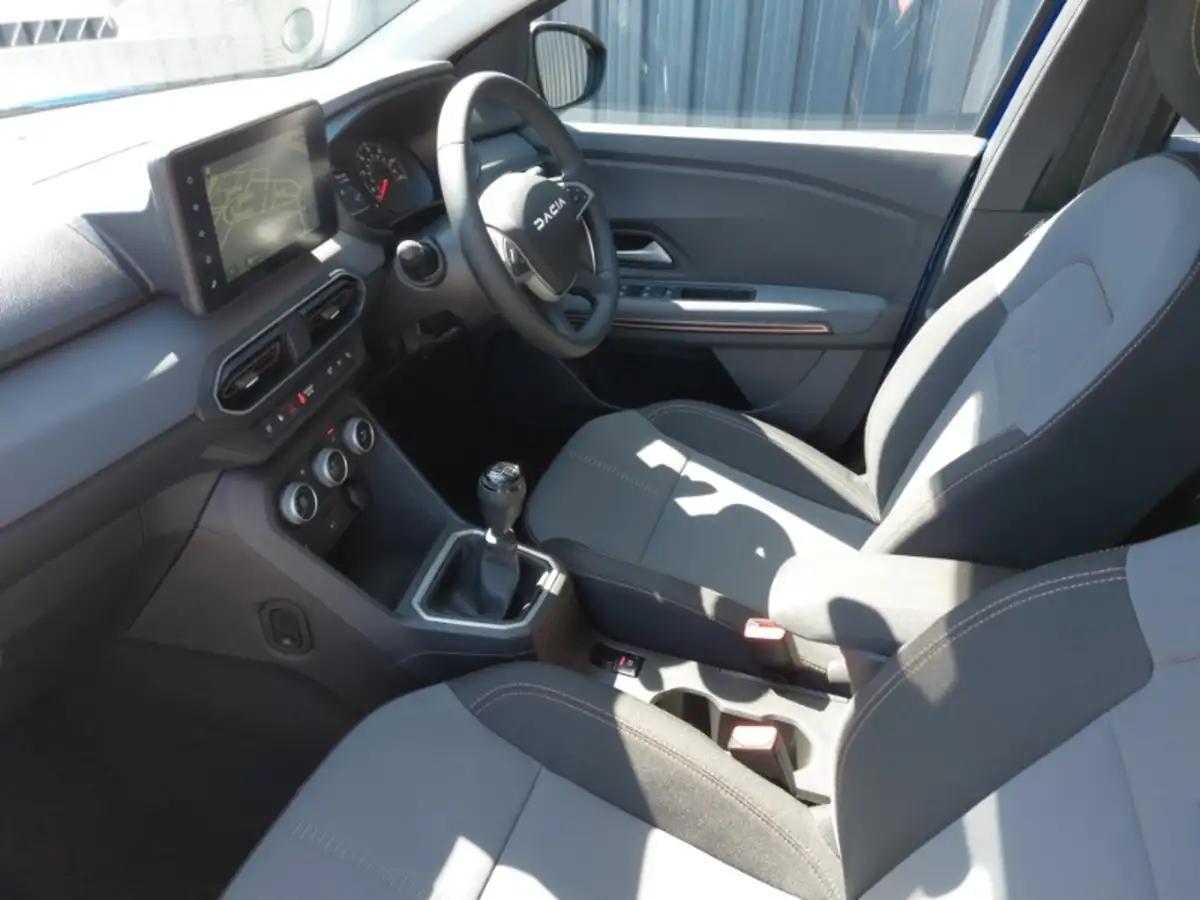 2022-dacia-sandero-10-sce-essential-big-4