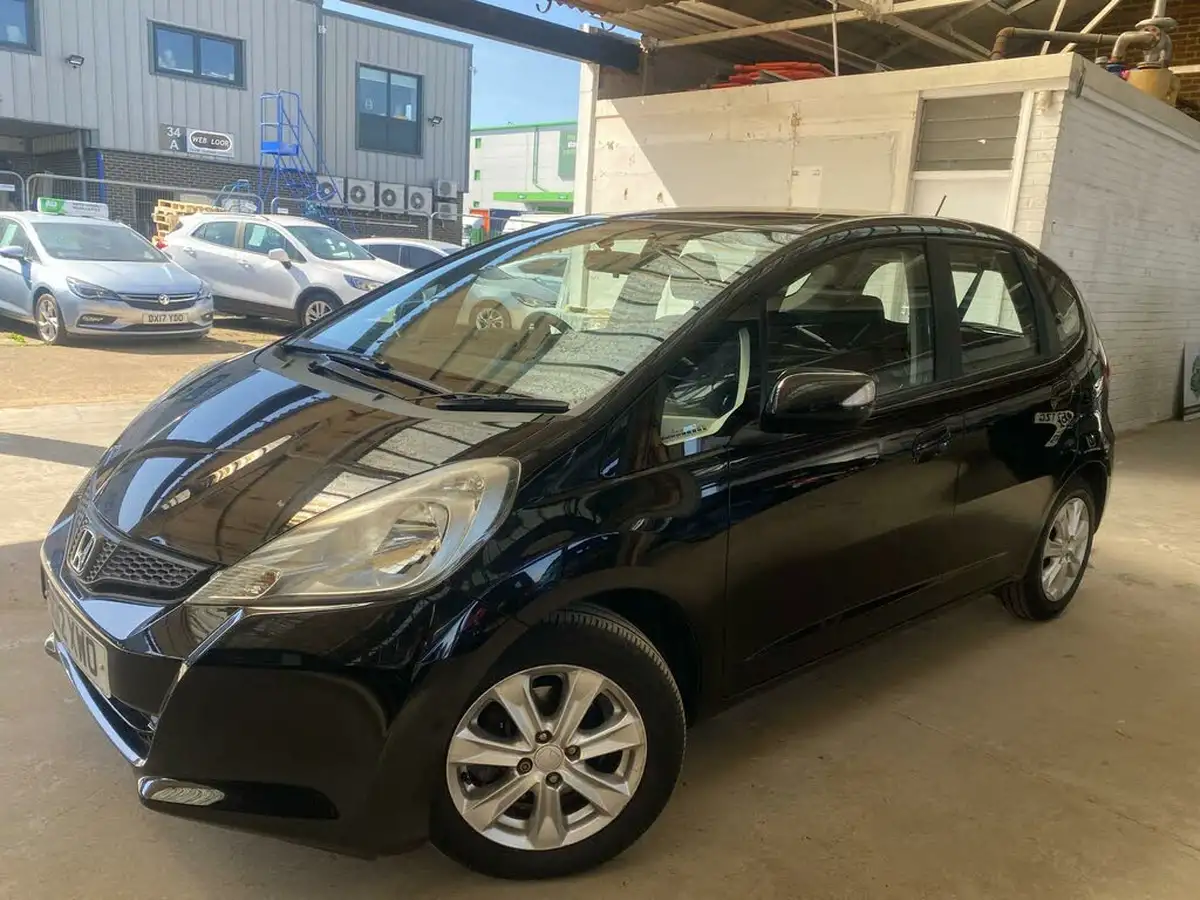 2012-honda-jazz-14-es-cvt-big-2