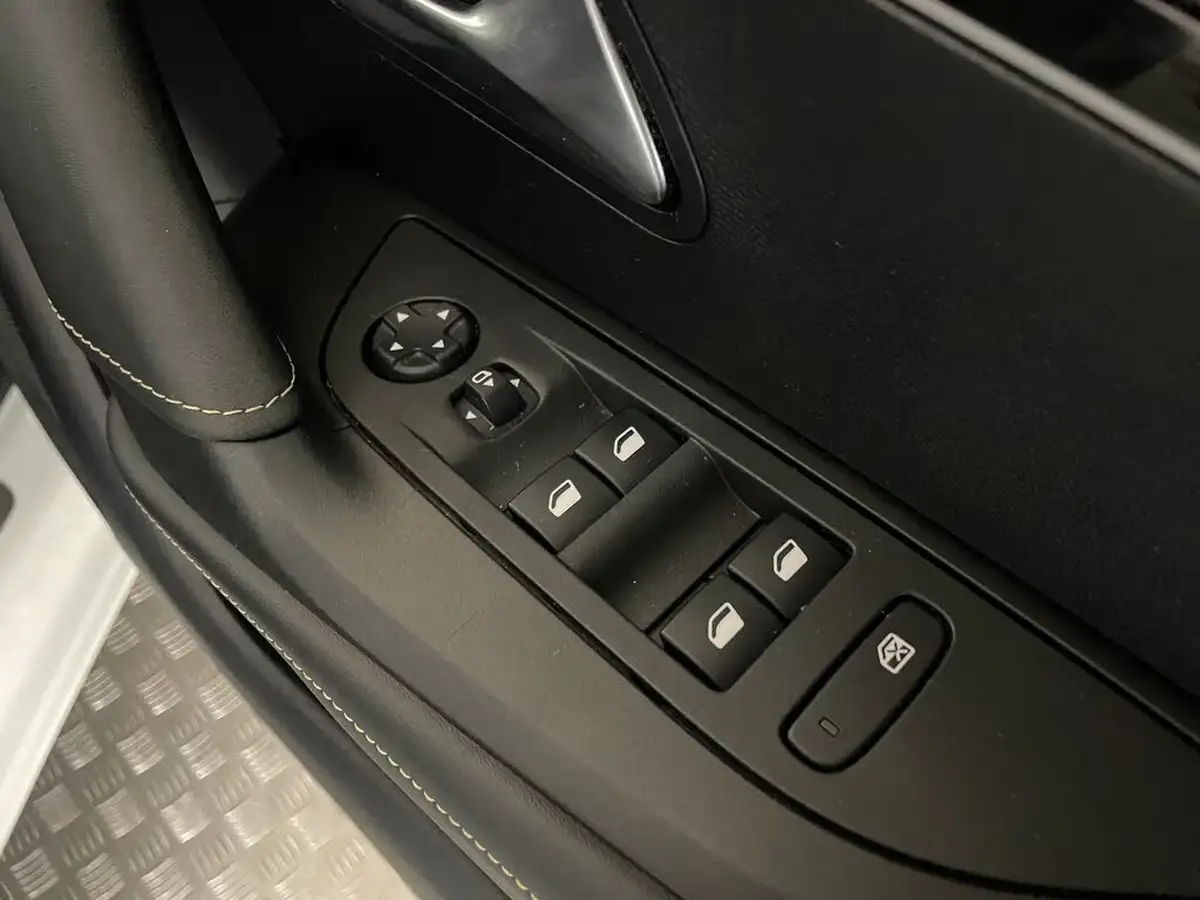 2020-peugeot-2008-suv-12-puretech-gt-line-eat8-big-12