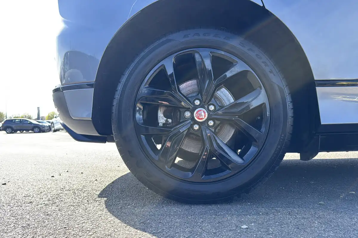2021-jaguar-i-pace-ev400-black-big-7