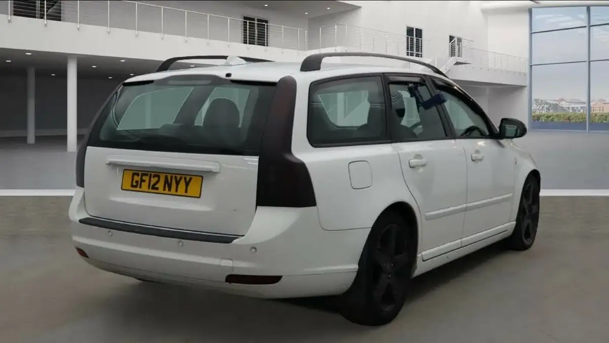 2012-volvo-v50-16td-drive-se-ss-big-3