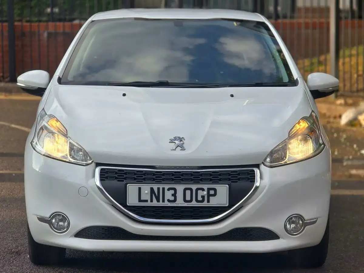 2013-peugeot-208-12-active-3d-big-42