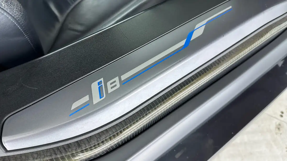 2017-bmw-i8-15-big-24