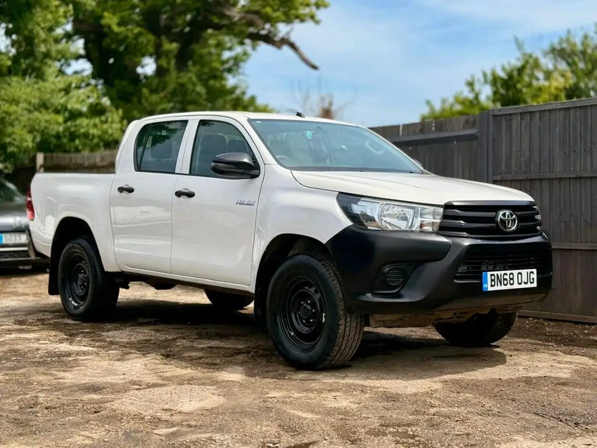 2018-toyota-hi-lux-24d-4d-active-150hpeu6-32t-double-pick-up-big-11