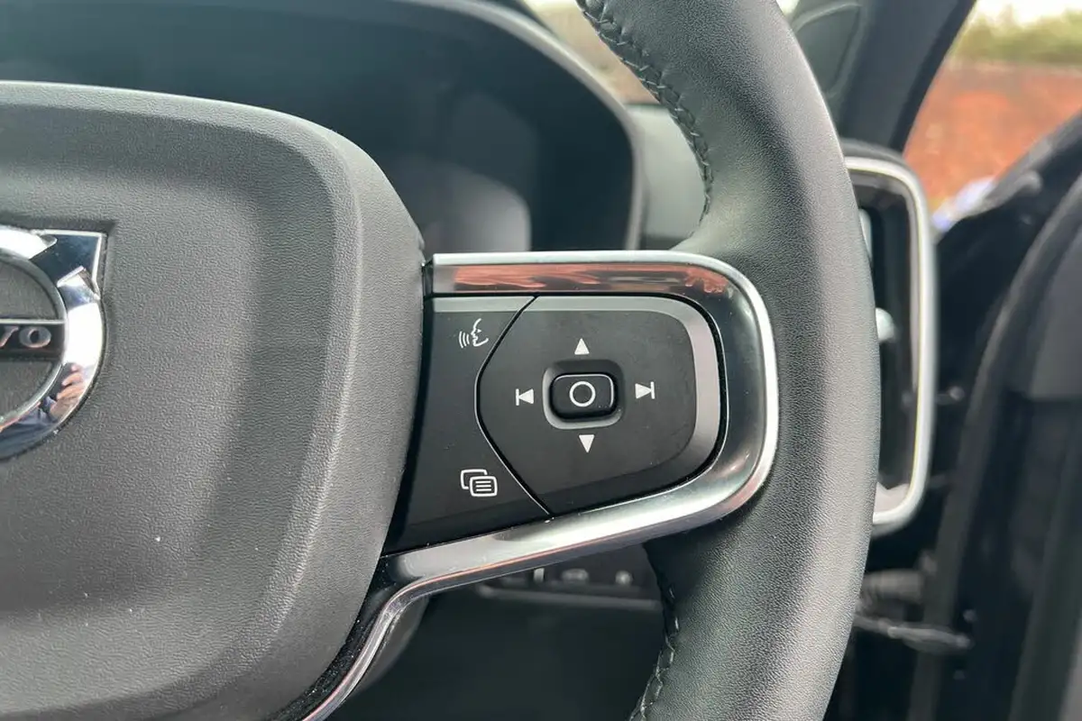 2022-volvo-xc40-15-t4-plus-big-11