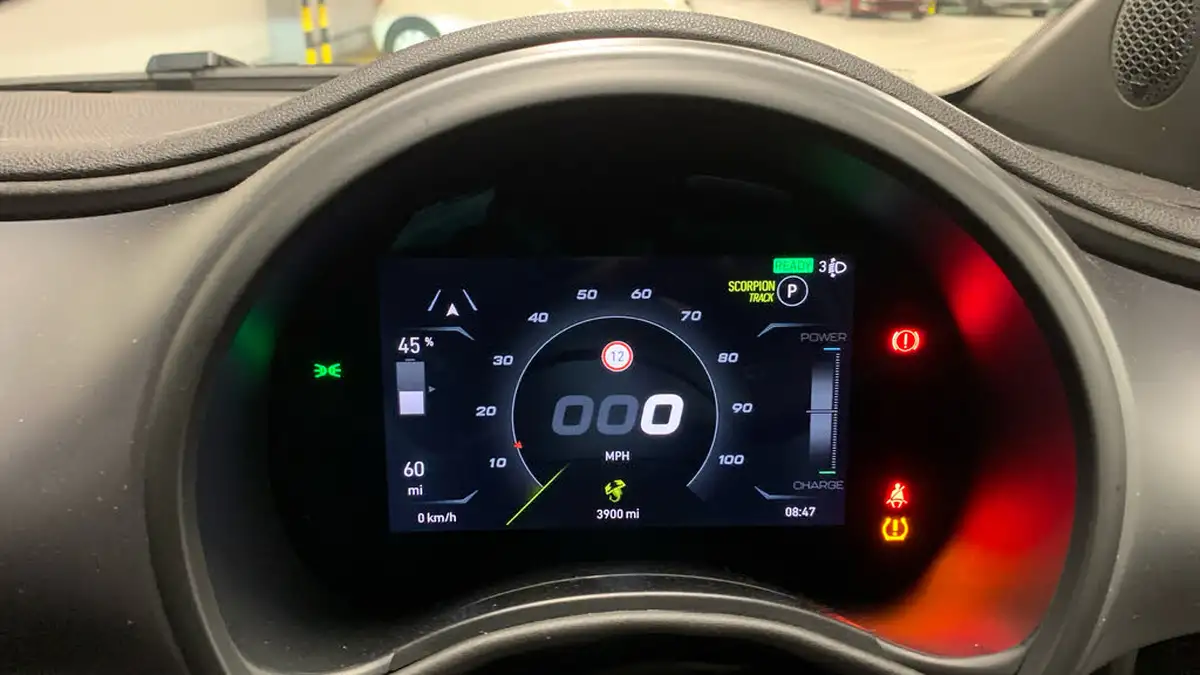 2024-abarth-500-e-500e-big-12