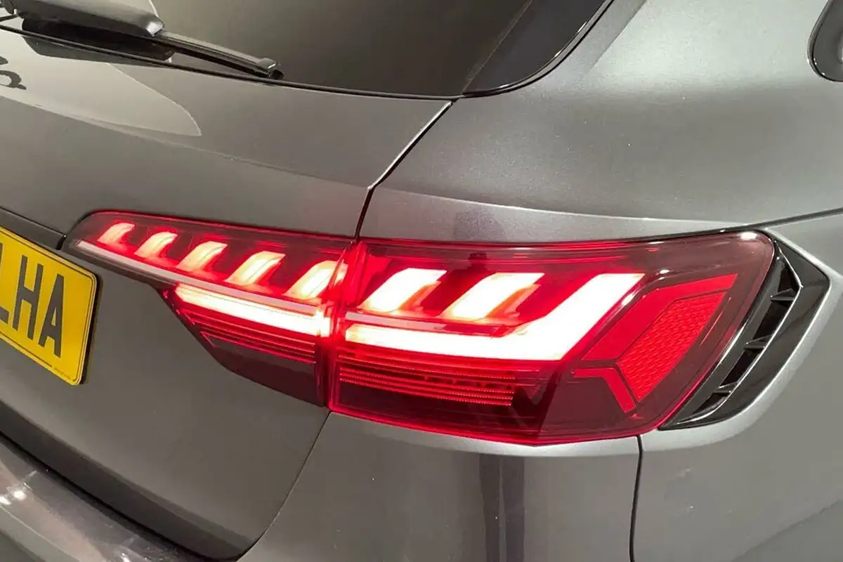 2022-audi-rs4-avant-29-tfsi-carbon-black-big-16
