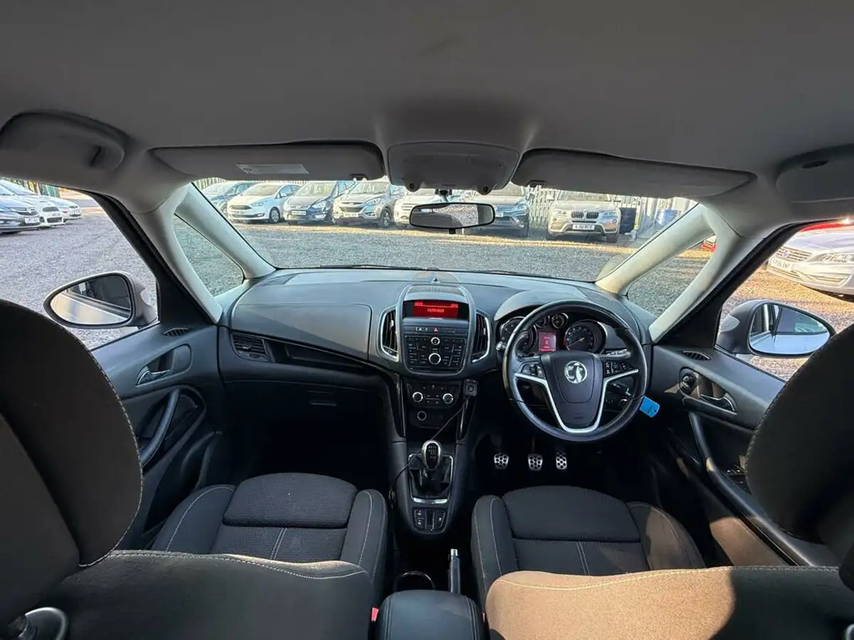 2012-vauxhall-zafira-tourer-20cdti-sri-big-28