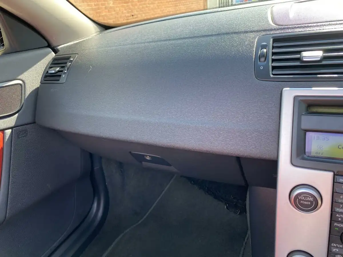 2010-volvo-c70-20td-se-lux-big-43