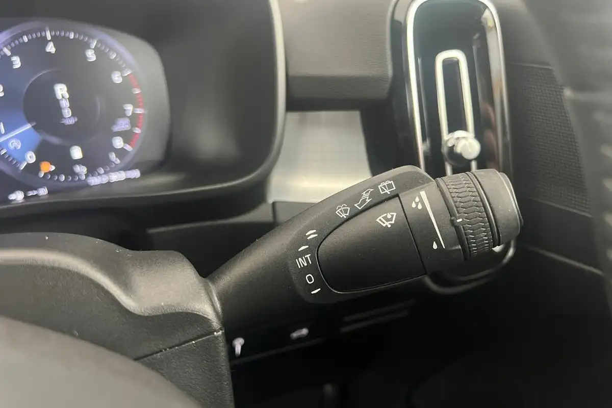 2021-volvo-xc40-20-b4-momentum-197bhp-awd-geartronic-big-31