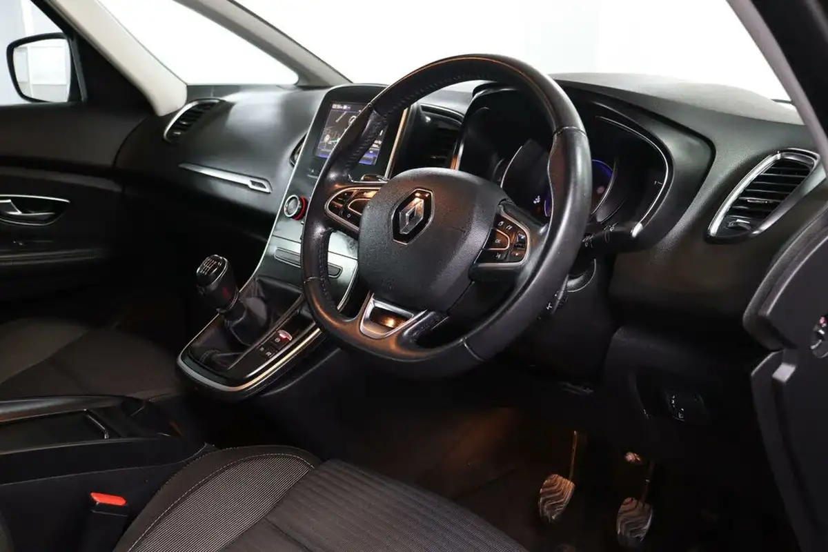 2018-renault-grand-scenic-13-tce-iconic-big-2
