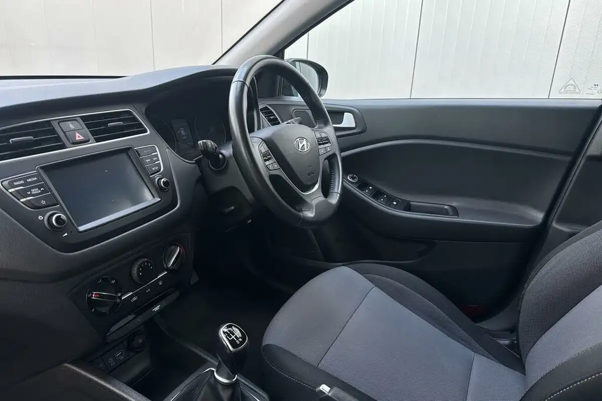 2020-hyundai-i20-10-t-gdi-play-big-1